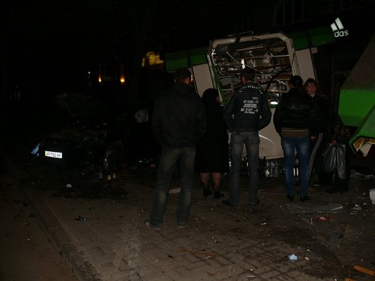 У Запоріжжі Toyota знесла кіоск і зупинку. ФОТО